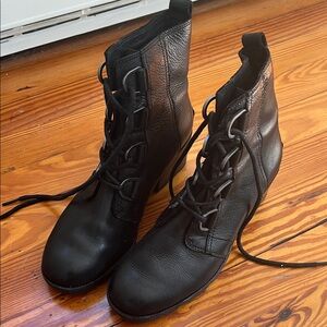 Sorel Women’s lace up boots. Waterproof size 8
